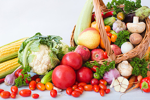 白色背景下的果蔬堆 隔绝尘嚣的健康特写
