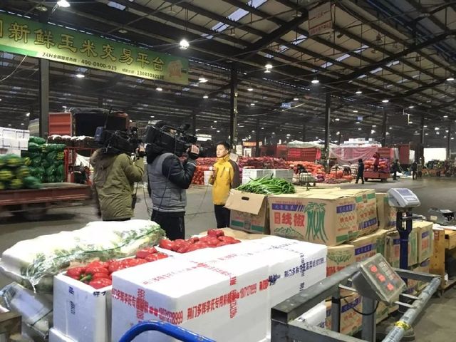 四川国际农产品交易中心 雨水天气导致水果市场价格波动，农产品供应承压